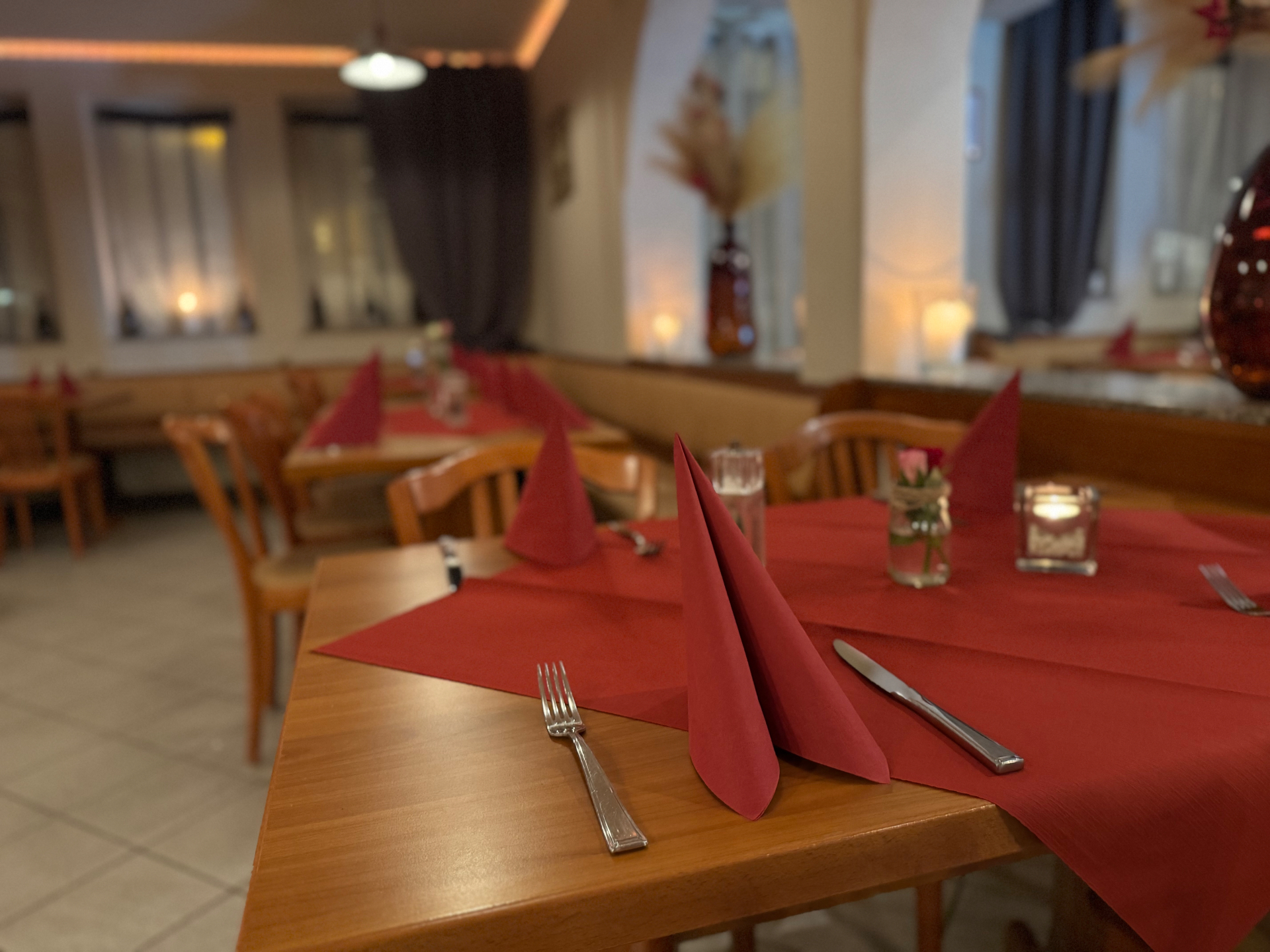 Innenraum des Ristorante Sapori mit Kerzenlicht