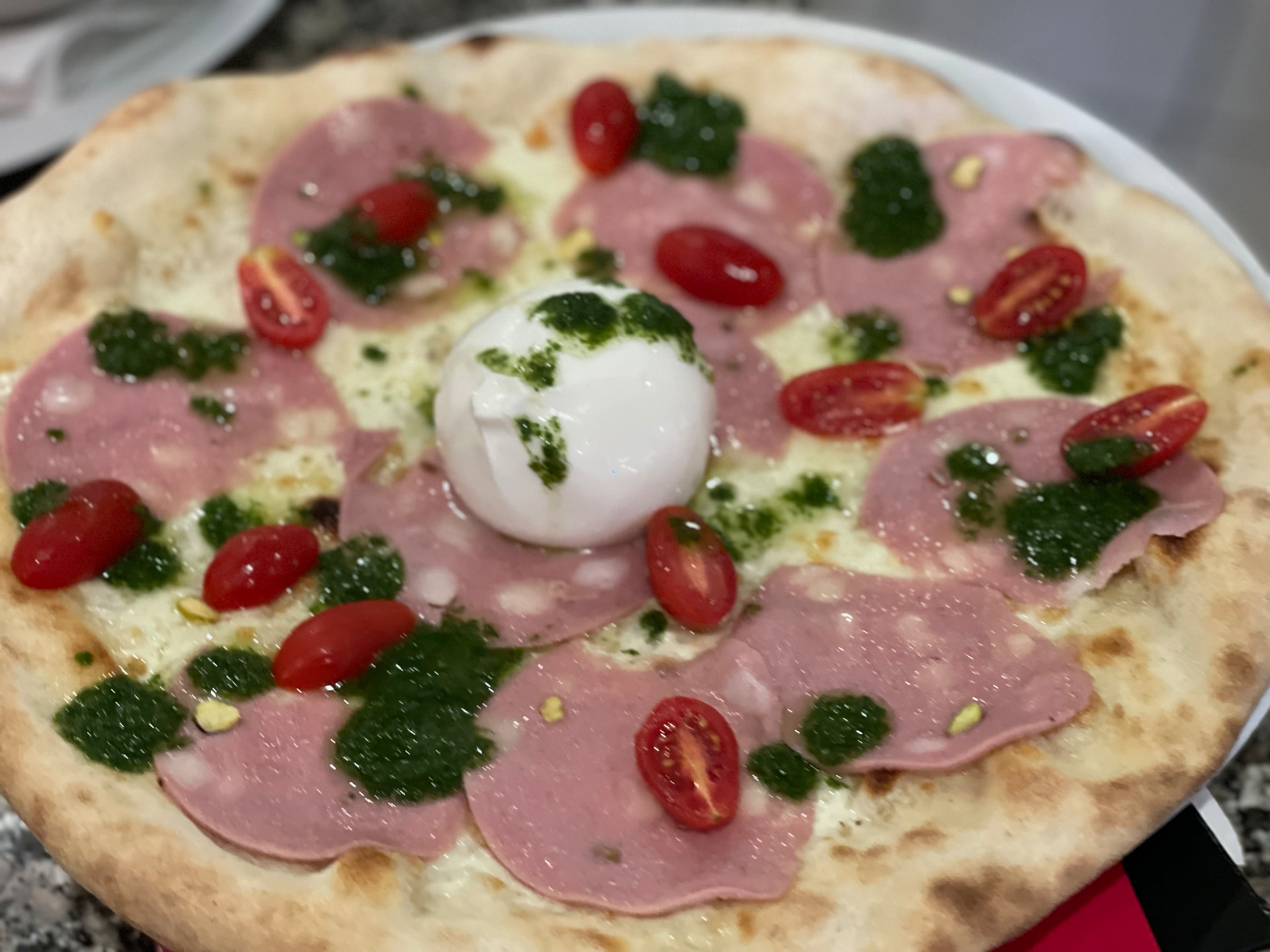 Frisch gebackene Pizza aus dem Steinofen