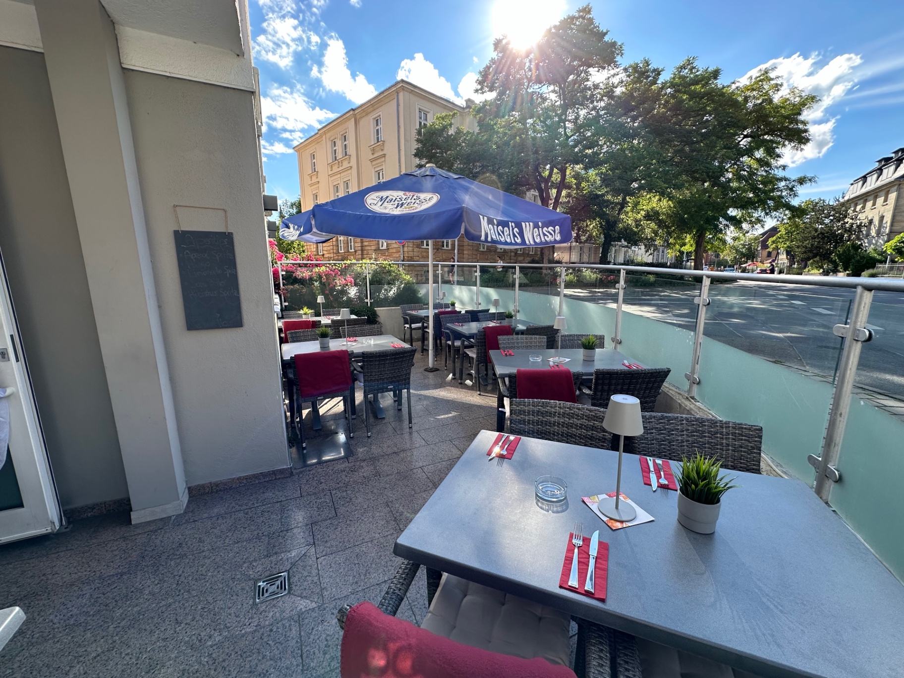 Warmes Kerzenlicht im Innenraum des Ristorante Sapori